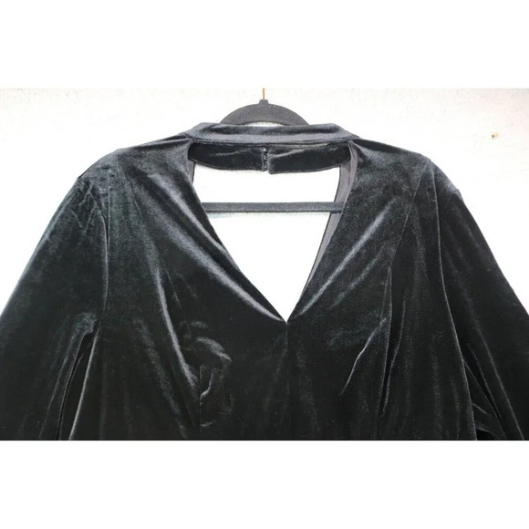 Torrid Black Velvet V-Neck Dress-Size 1X-Empire Waist - Picture 2 of 8